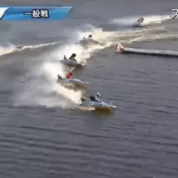 4号艇の田中がトップに立った1周目2Mの様子